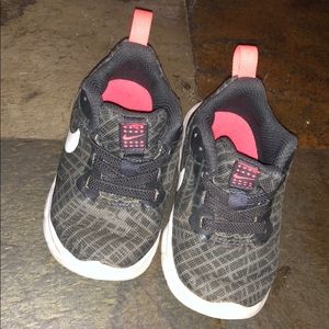 Nike toddler shoes size 5
